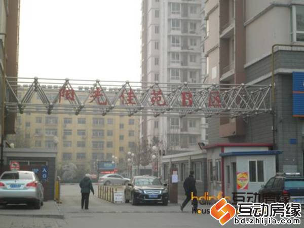 阳光佳苑B区精装老本可贷款,带小房,有车库,门口就是天威路!