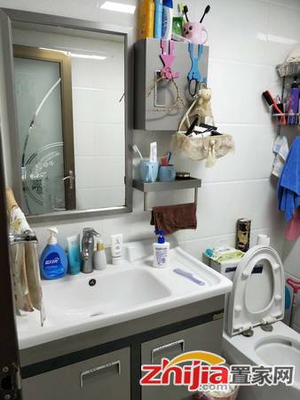 金河花园 精装 家具家电齐全 屋内干净整洁 小区环境优美