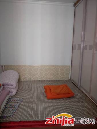 金河花园 精装 家具家电齐全 屋内干净整洁 小区环境优美