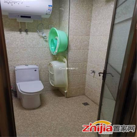 珠峰国际,精装小三室,全明户型,有钥匙,随时能看。 有车位
