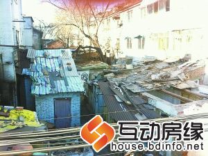 天坛坛墙外的破旧老楼。程宁摄J215