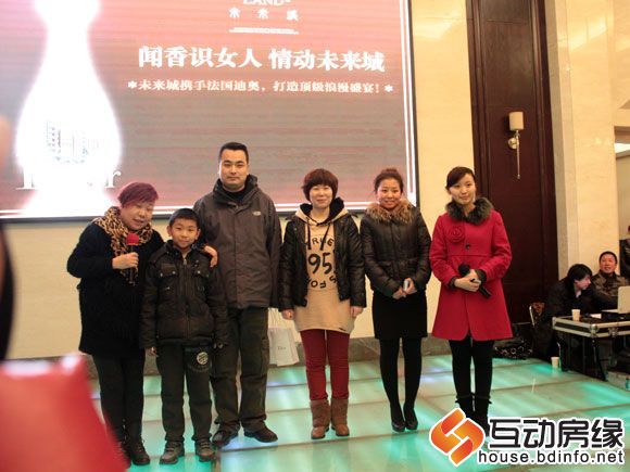获得香港三日游的家庭和未来城工作人员合影