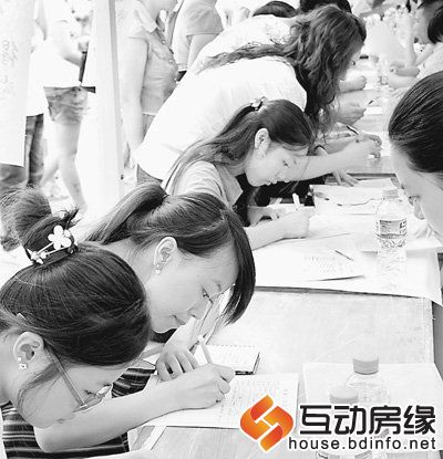 7月24日，四川省南充市举行的女性就业大型招聘会，吸引了大批高校毕业生。陈 宏摄
