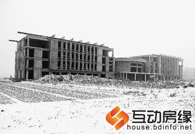 　　羊山镇政府烂尾办公楼就建在一片农田里。本报记者 潘俊强摄