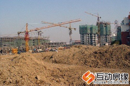 昨天北京三块土地成交，共计土地出让款25.801亿元。资料图。