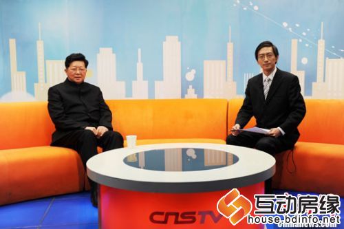 中国房地产开发集团理事长孟晓苏（左）做客中新网视频访谈