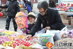 保定涞源受灾群众温暖备新年 安置房内暖融融