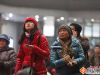 2月4日，北京西站，春运中的人们，刚进站的旅客在电子显示屏前查找候车信息。