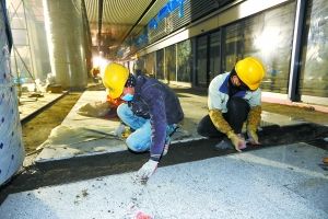 昨天，地铁施工人员在10号线丰台站进行站台装修施工。本报记者 吴镝 摄