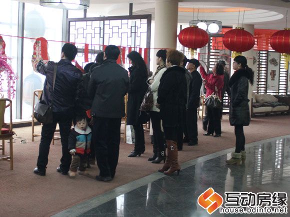 猜灯谜处，人头攒动
