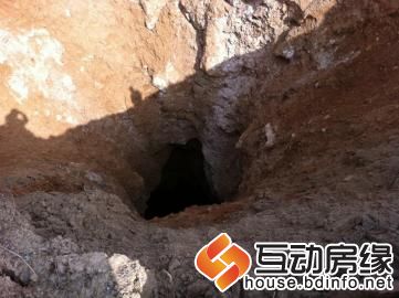天坑中间有个深不见底的窟窿