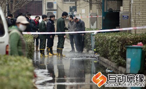 技术人员正在勘查现场