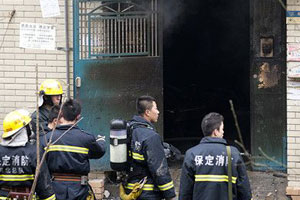 西苑小区南区一居民楼起火 小区“堵”住消防车