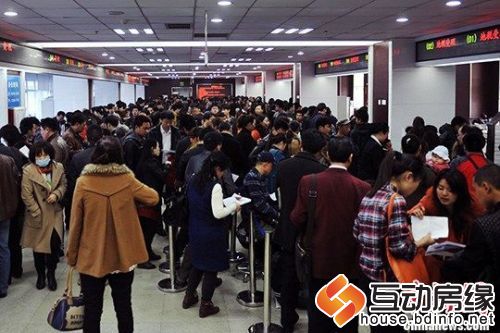 郑州市房管局交易大厅内，前来办理二手房买卖手续的市民人头攒动