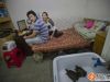 这栋公寓里的“蚁族”们有着各种各样的憧憬，对未来有各种各样的规划，但在他们的憧憬与规划里，房子，都是其中最重要的部分之一。眼下的蜗居，不过是他们无悔青春中的一座驿站。图为201房的张磊和女友是公司职员，在房内的水池中养一对乌龟作宠物。
