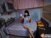 图为507房的少女陈佩是汉阳一家大商场的营业员，总是化好装去上班。
