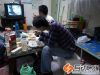 这间蜗居所在的胶囊公寓，坐落在武汉市硚口区古田一路一个城中村内，是一栋6层私房。这间小房子，被房东隔出九大功能区——阁楼上是听歌上网的娱乐区，也是休息区；“楼下”有“厨房”，一个无烟灶台，小得只能容得下两口锅；有餐桌，偶尔也兼职书桌；有卫生间，可供淋浴和方便。
