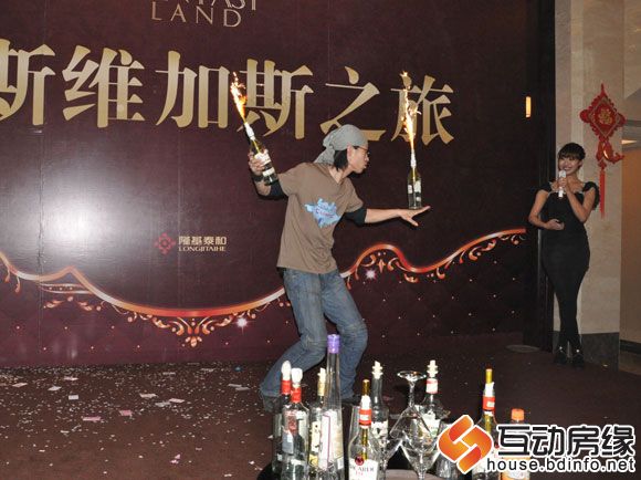 未来城 调酒师精湛的表演