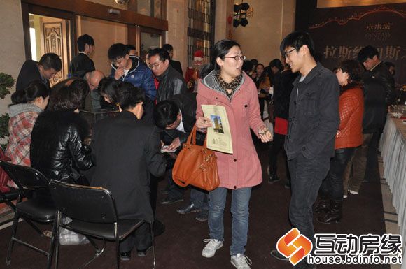 未来城 售楼部人头攒动