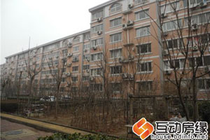 东部风景小区公共绿地被私人“瓜分” 众人生活受干扰