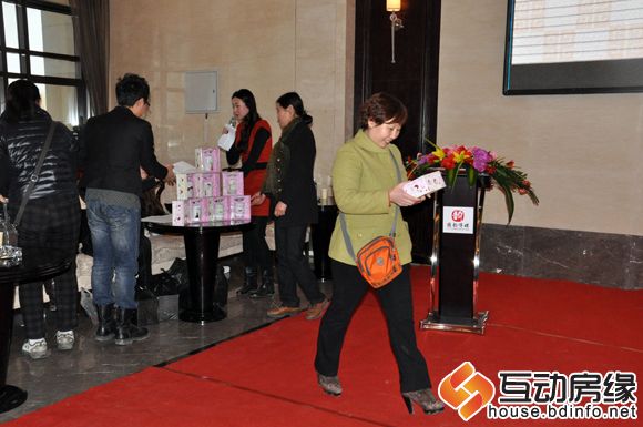 未来城 很高兴领到奖品