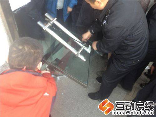 营业厅的玻璃门被挤碎 