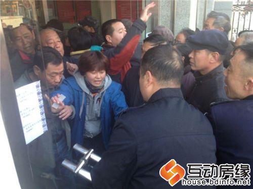 工作人员难阻汹涌人潮 