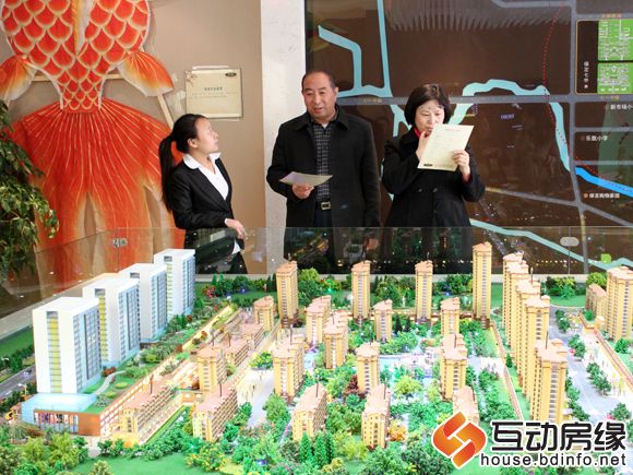 正在观看沙盘的新业主
