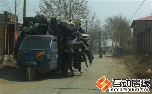 村里运送塑料垃圾的车 