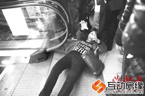 为了尽快上楼抢号，一名依姆铤而走险逆行上电梯，结果刚迈出一步就摔倒了