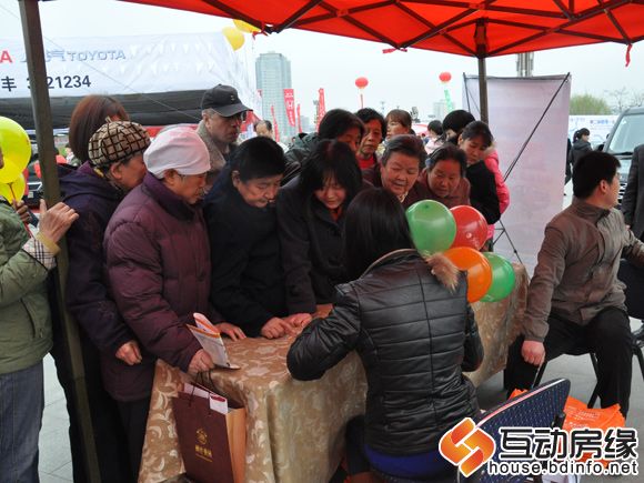排队领取互动房缘楼市地图