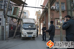 市政府一号宿舍区厢货挂断电线杆 小区住户心慌慌