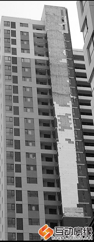 建筑外墙砖屡成“空中杀手” 高楼下再现步步惊心