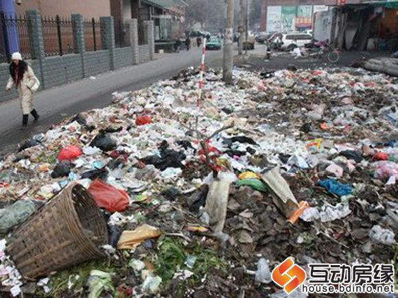 小区旁随意丢放的生活垃圾