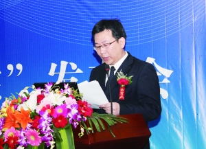 河北卓正房地产开发集团有限公司副总经理李明洋先生上台讲解