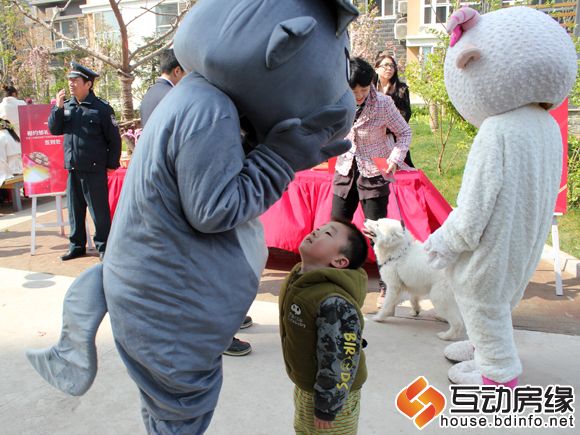 小朋友玩的不亦乐乎