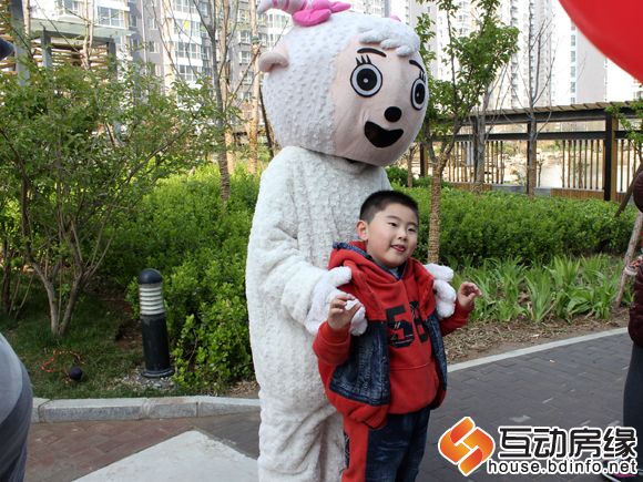 和喜羊羊合影很开心