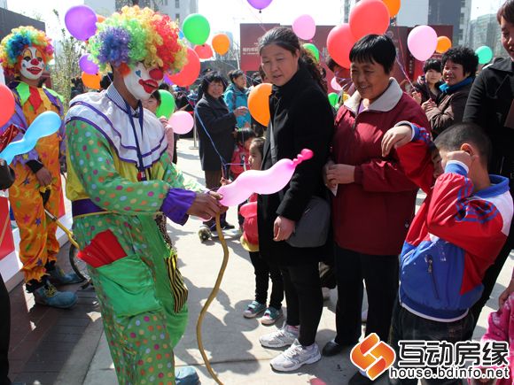 小丑即兴表演
