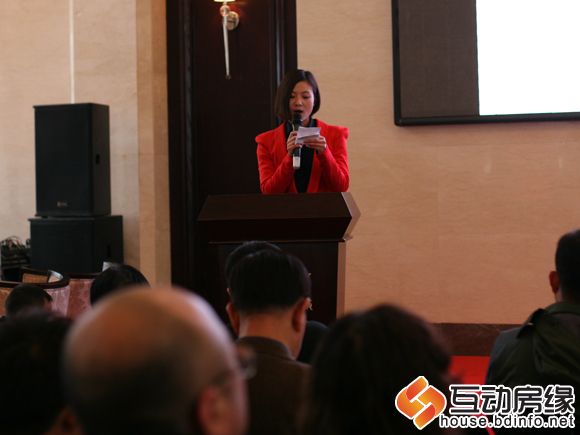 图为活动主持人介绍活动