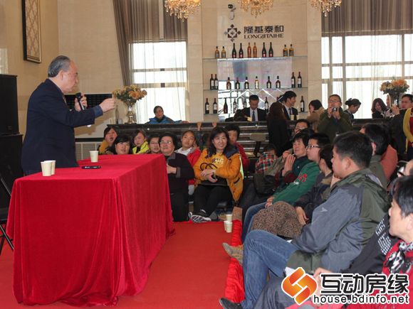 图为胡维勤教授分析保健十大经验