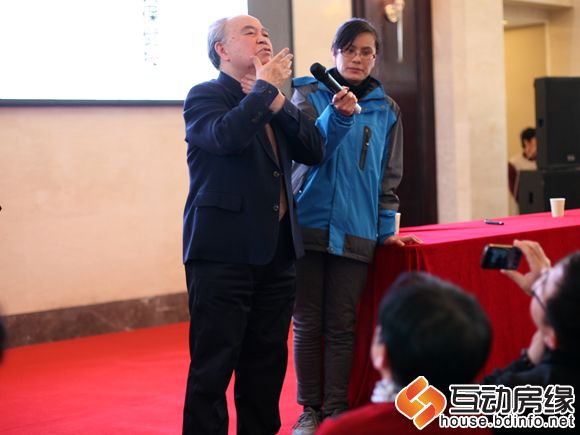 图为胡维勤教授进行动作示范