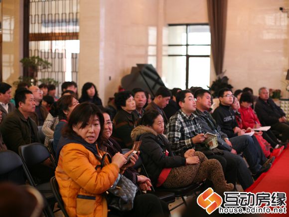 图为现场贵宾认真听讲座