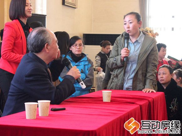 图为现场来宾进行提问