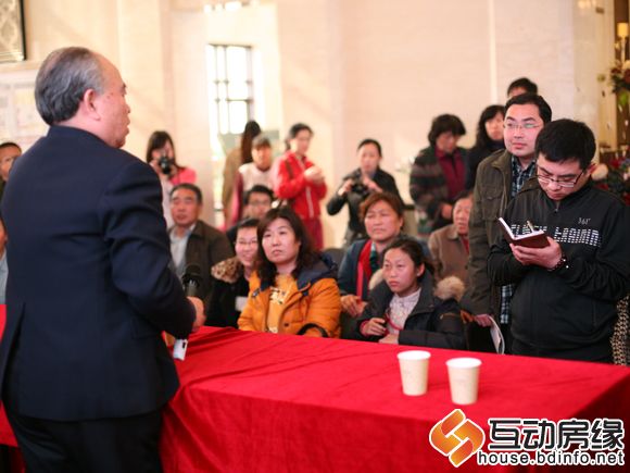 图为图为胡维勤教授为来宾提建议
