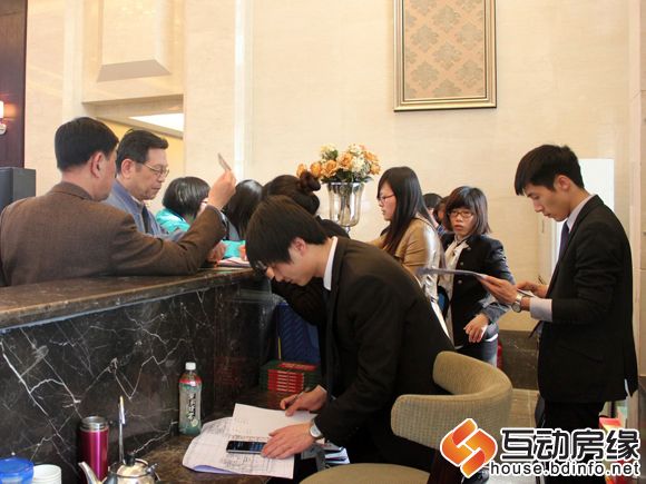 图为幸运来宾领取胡维勤教授的签名书
