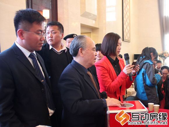 图为胡维勤教授抽取一等奖