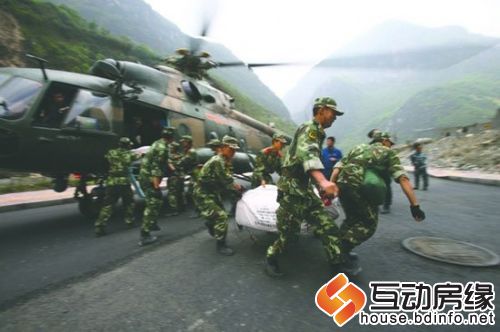 宝兴县，官兵正在抢运直升机送来的救灾物资