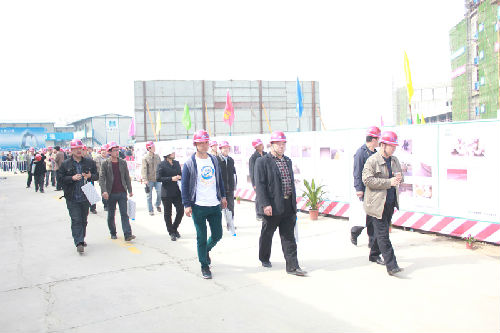 参加会议的客户在负责人带领下进入楼盘