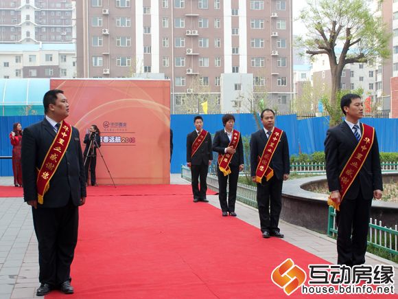杨总携各区区长迎接各区方队