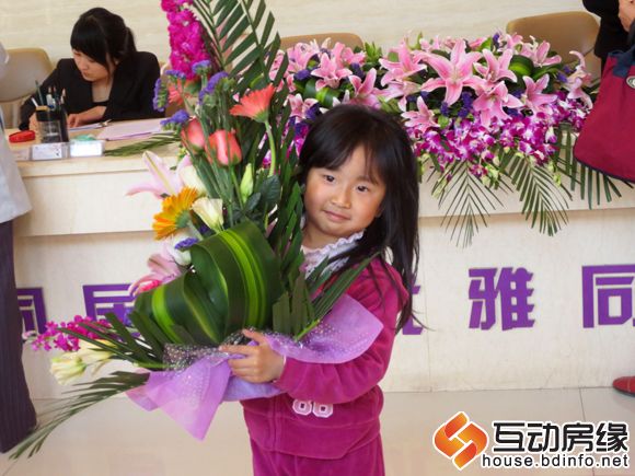 替妈妈展示插花成果